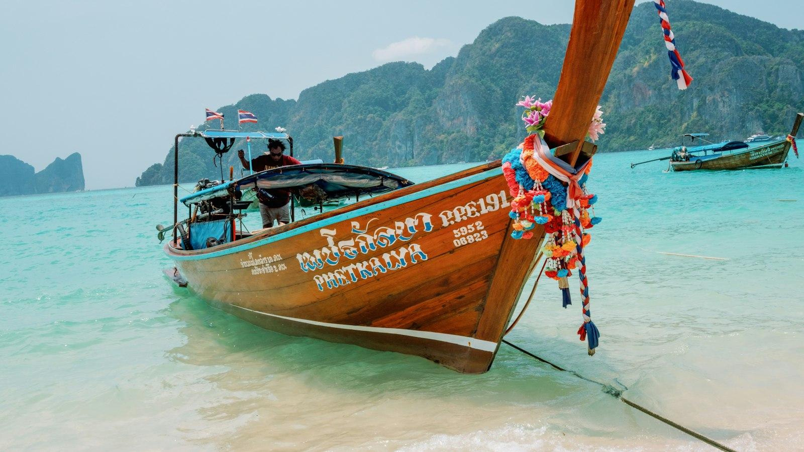 Phuket qirgʻoqlari va qayiqlar